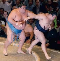 Musashimaru picks up 11th Emperor's Cup with summer sumo win